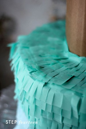 Cómo hacer una piñata de cartón y papel de seda.