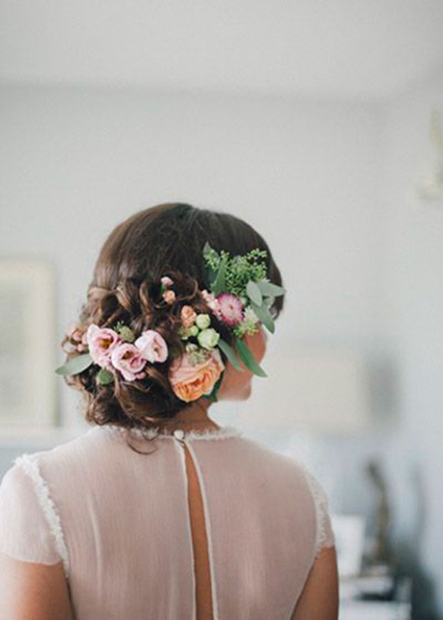 Peinados con flores naturales para novias