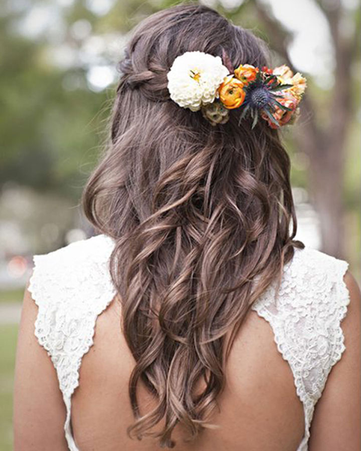 Ideas de peinados de boda decorados con flores  OUI Novias