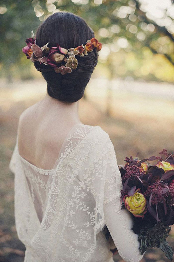 Peinados con flores naturales para novias.